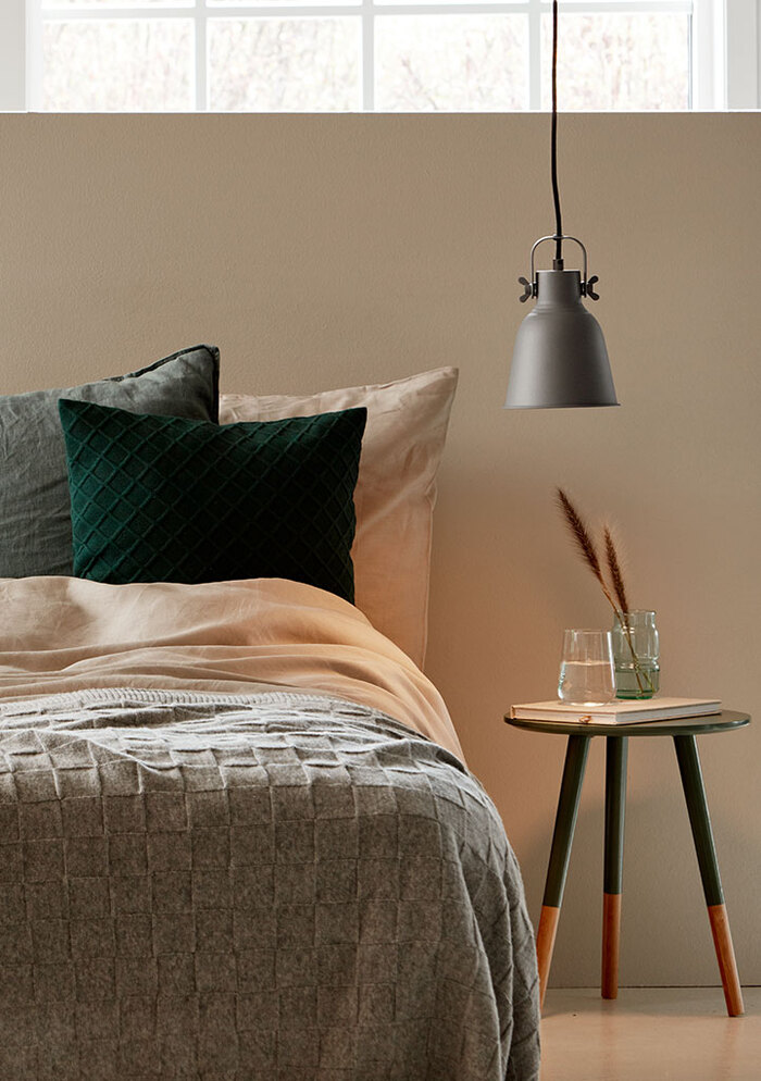 Các mẫu nội thất nhỏ gọn và đơn giản sẽ giúp phòng ngủ hiện đại rộng rãi và thông thoáng hơn
